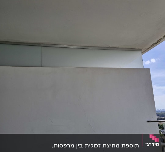התקנת פנל זכוכית עליון בין הקיר לתקרה